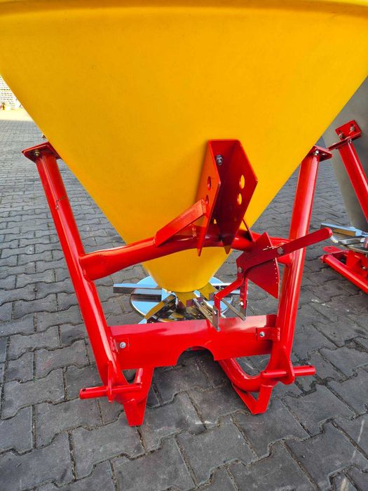 Розкидач мінеральних добрив  лійка (нерж. пластик, метал Польща)