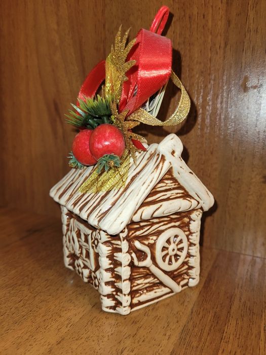 Сувенір. Декоративна фігурка у вигляді хатинки.