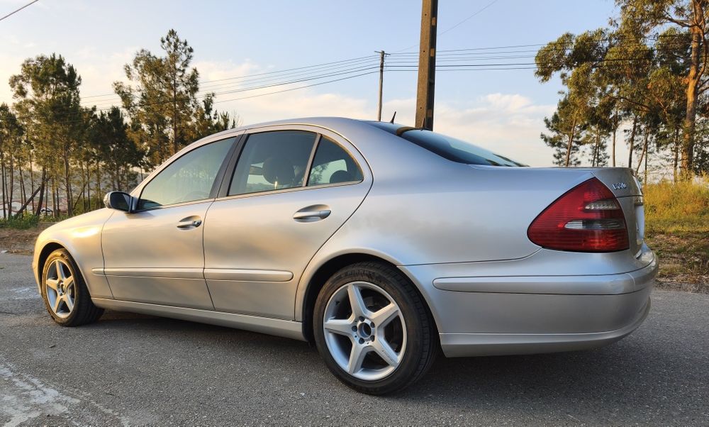 Mercedes-Benz Classe E 270 CDI Executive II Aut. (2005) – Potência, Conforto e Fiabilidade