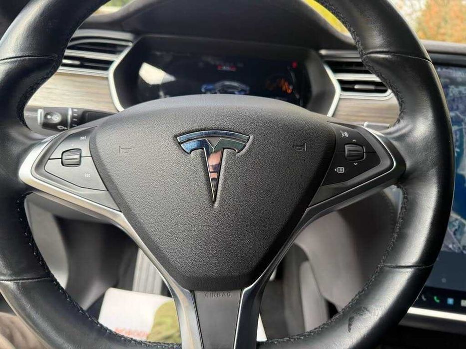 Tesla Model S P85D      2015