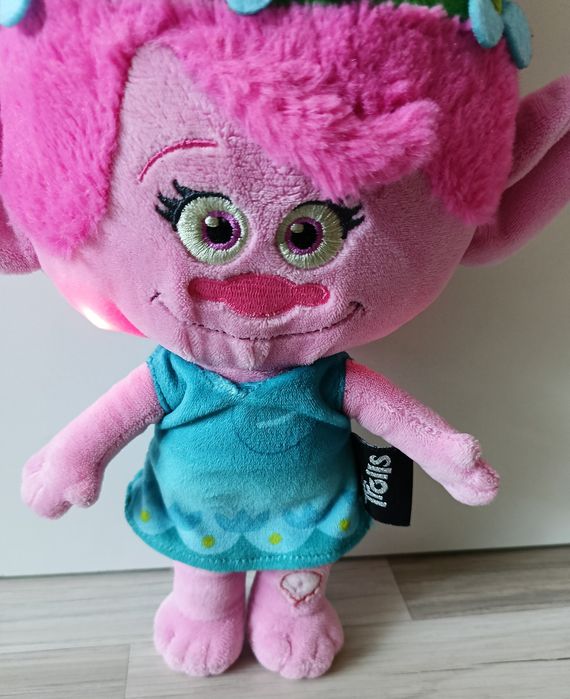 DreamWorks Trolls Trolle Poppy maskotka Świeci 37cm