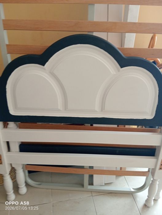 Vendo cama de solteiro sem colchão
