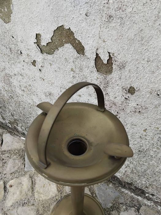Cinzeiro de pé em latão
