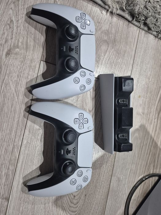 PlayStation 5 + stacja do ładowania