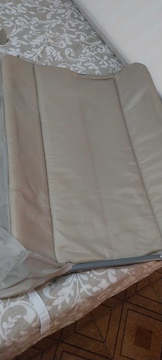 Berço de viagem com trocador e colchão.