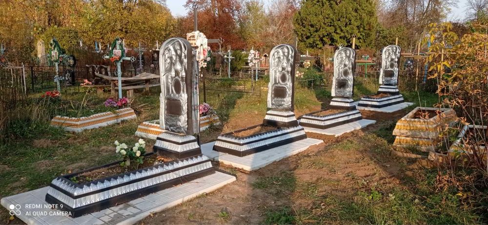 Пам’ятники  Бетонні памʼятники