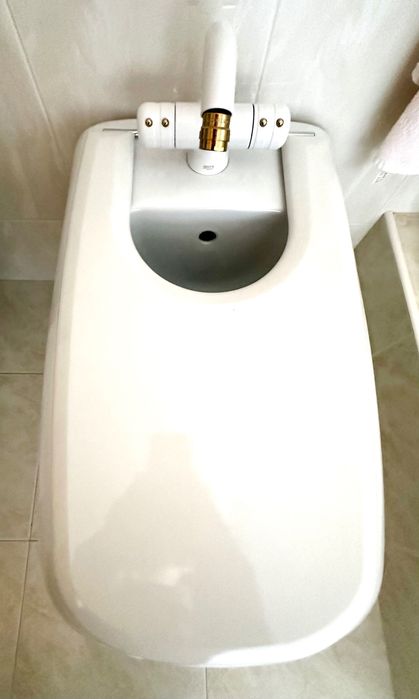 Bidé branco com tampa