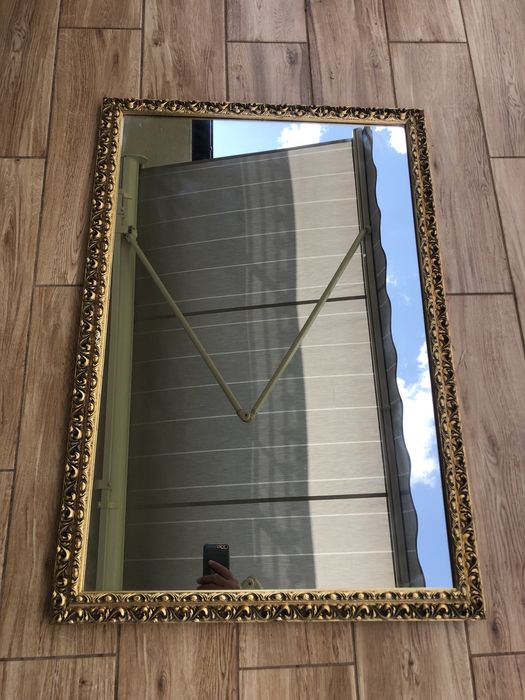 Lustro w zlotej ramie