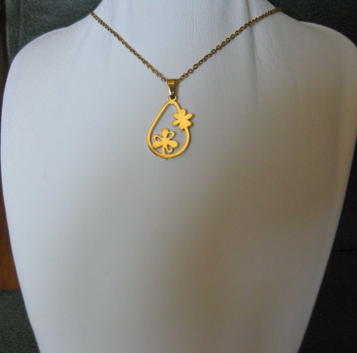 Colar Aço Dourado c/ Flores dentro de Oval NOVO