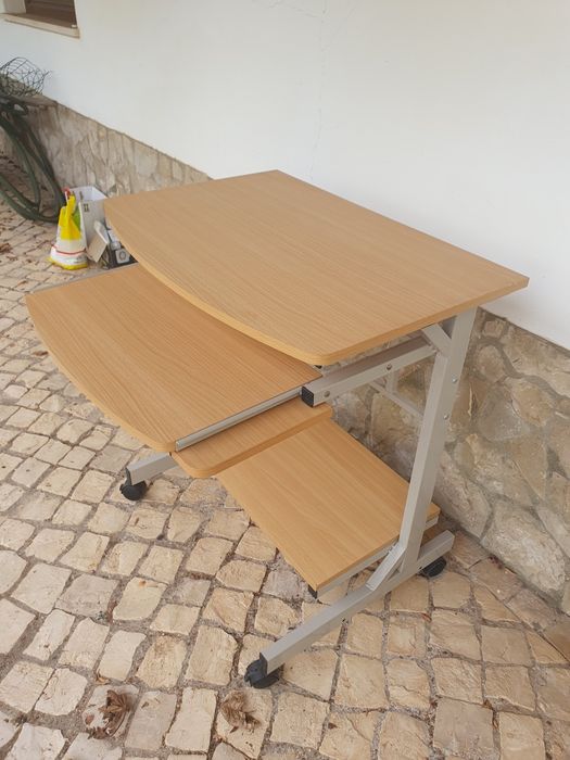 Secretária pequena e versátil
