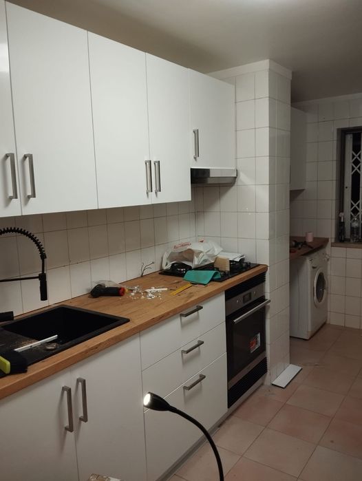 Montagens cozinhas e chão flutuantes e pintura