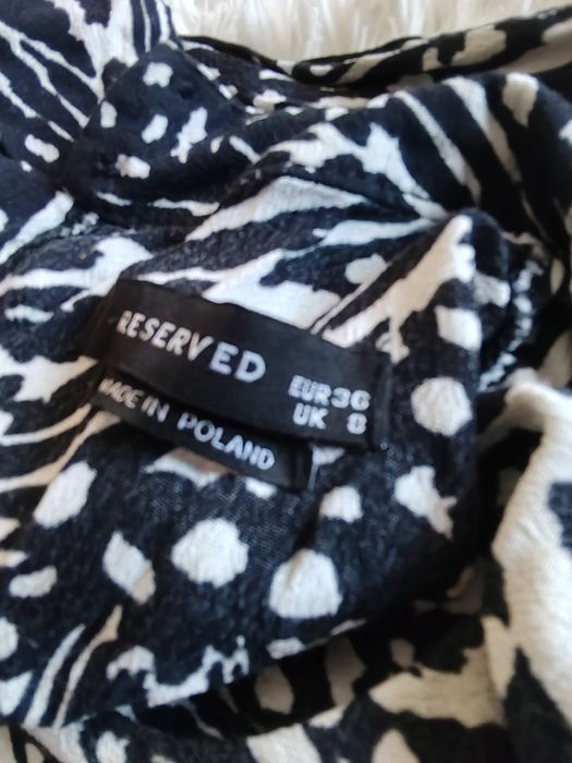 Dopasowana sukienka Reserved