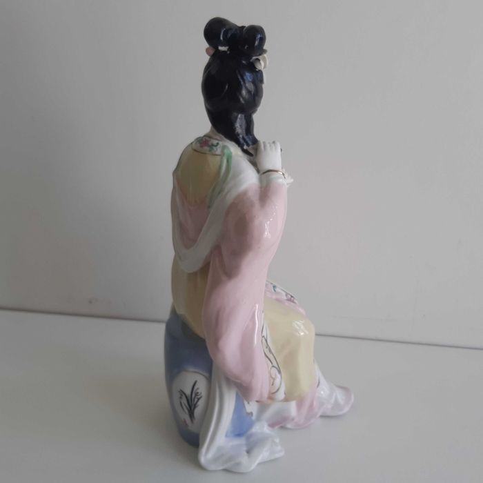 Antiga Estatueta Porcelana Chinesa 23cm Senhora Geisha a Arranjar o Cabelo