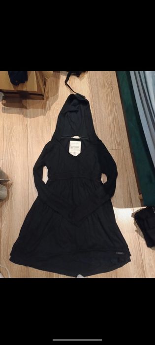 Modna sukienka z kapturem czarna superdry