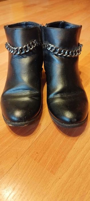 Botki czarne z łańcuszkiem