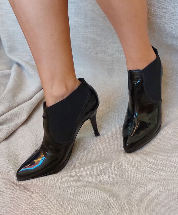 Botas pretas em pele, salto alto