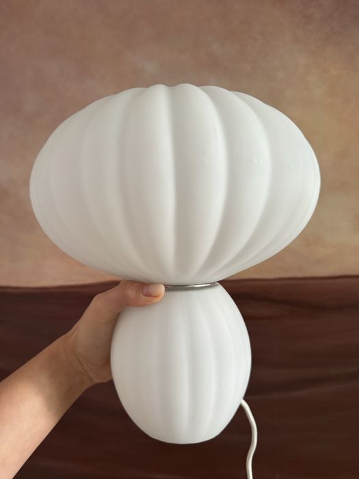 Biala lampa stołowa z dmuchanego szkla Hubsch
