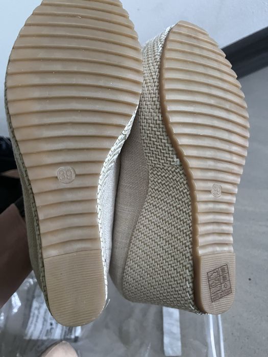 Buty na koturnie biale