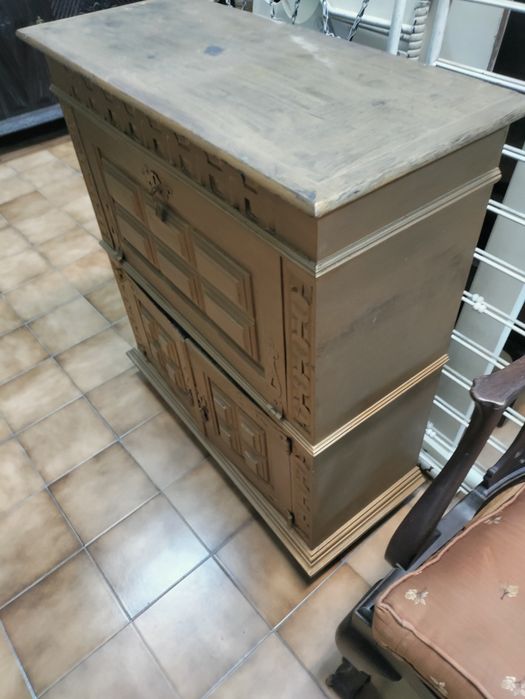 Móvel dourado de estilo clássico