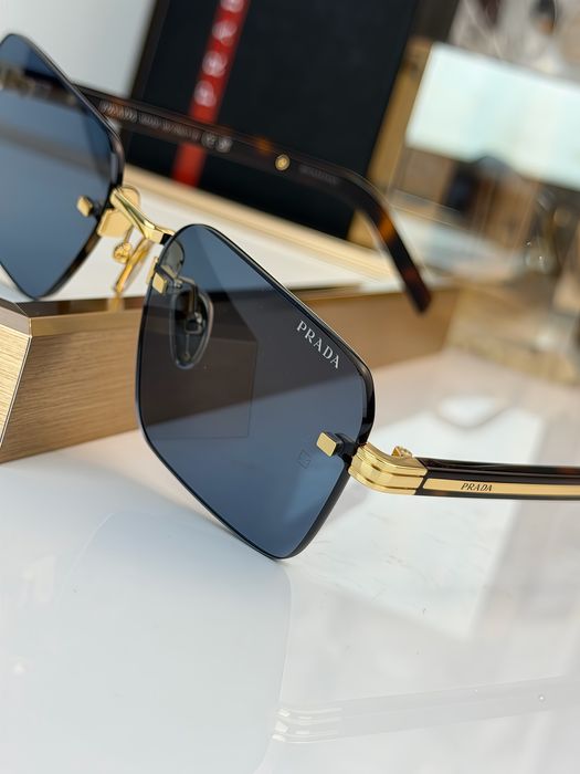 Жіночі сонцезахисні окуляри Prada Прада чорні з золотом