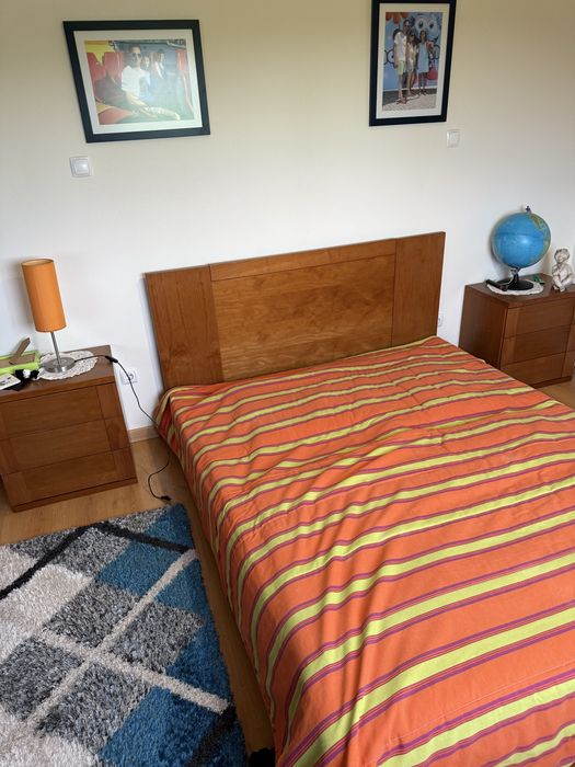 Cama de casal com elevatória e mesas de cabeceira