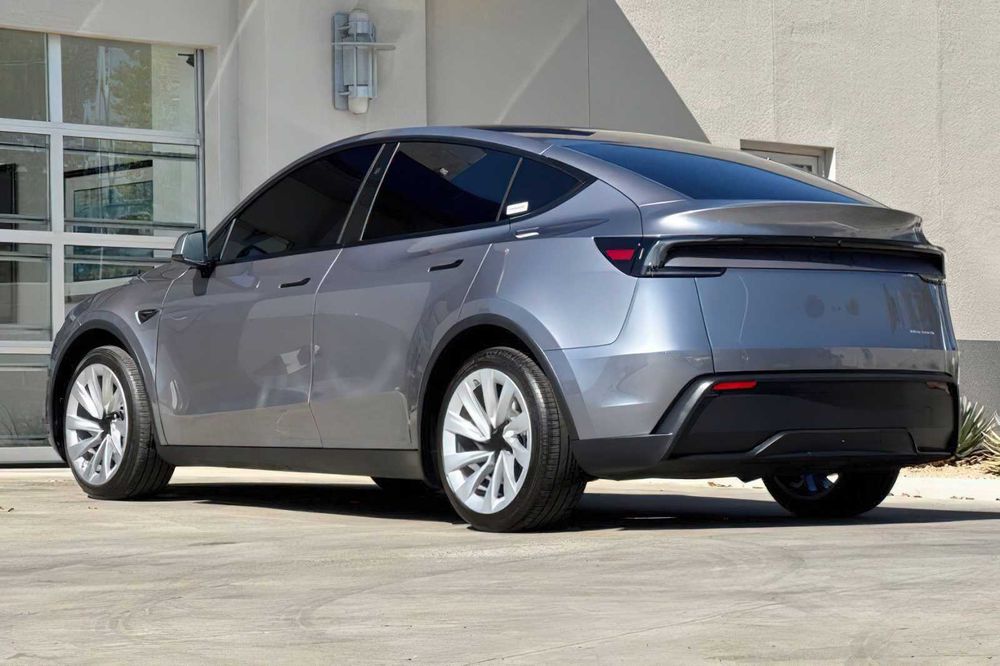 Tesla Model Y      2026
