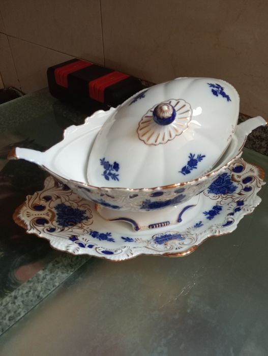 Terrinas e travessa antigos