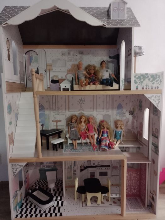 Domek dla lalek + Lalki Barbie