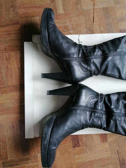 Botas em pele de salto e cano altos