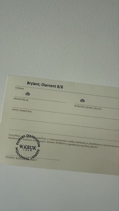Złoty pierścionek z diamentem