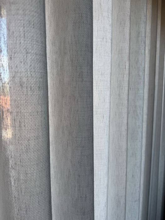 Cortina cinzenta com argolas de aço