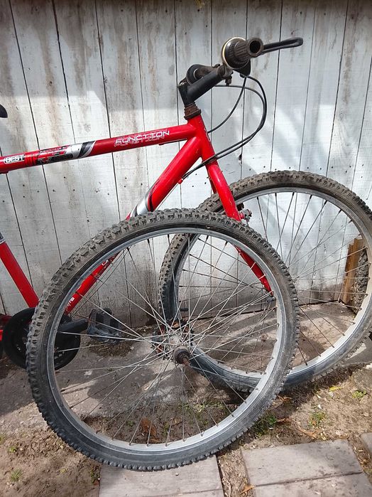 Duas bicicletas + pneu suplente