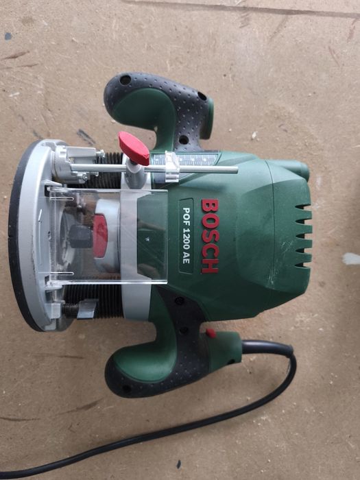 Tupia 1200W POF 1200 AE Bosch + Jogo 6 Fresas 8mm Bosch
