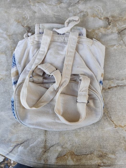 Mochila azul e branca
