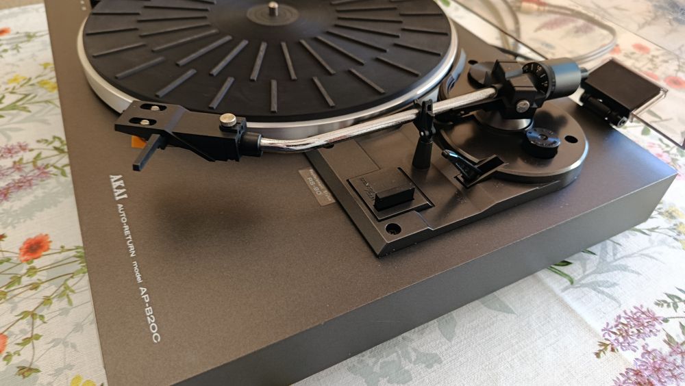 Gira discos AKAI AP-B20C