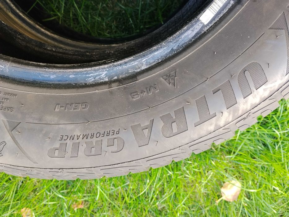 Pneus 215/65-R16 Goodyear . (55€/par)