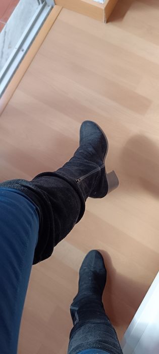 Botas pretas de camurça com fecho de lado. Tamanho 35. Acima do joelho