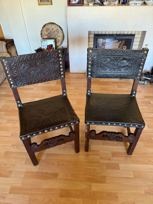 Cadeiras madeira e cabedal