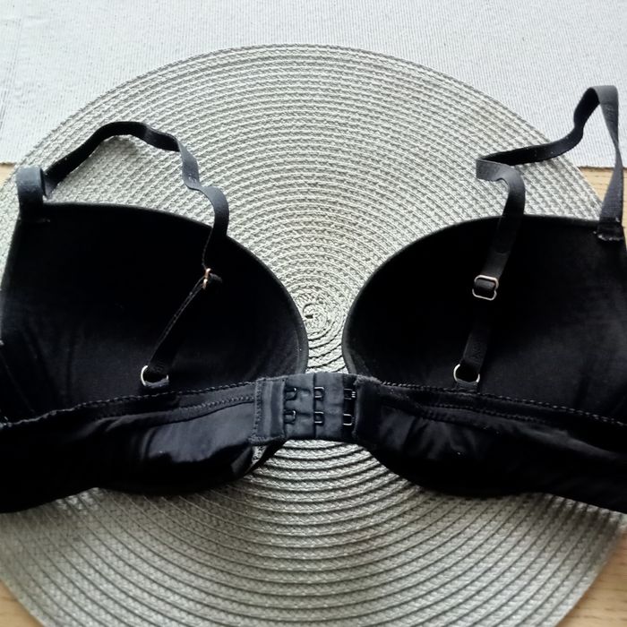 Biustonosz push up Guess 70B