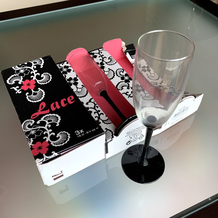 Conjunto de três flutes de champagne em vidro transparente e preto.