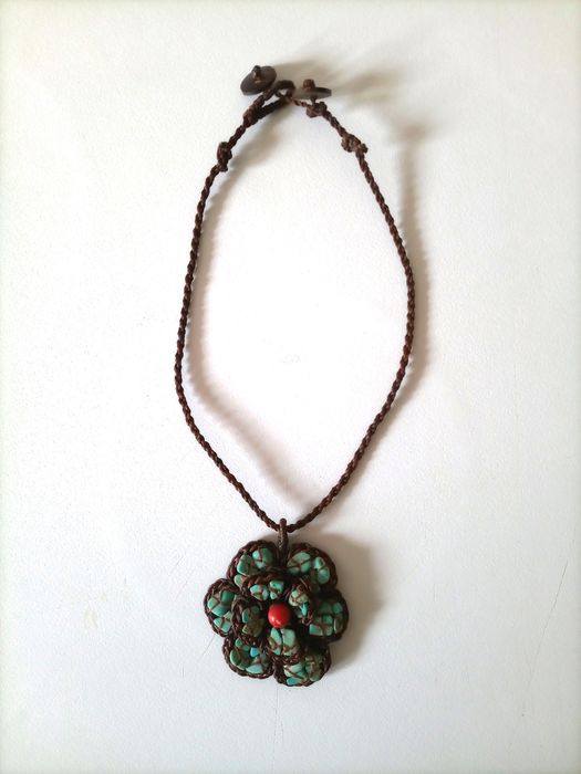 Colar artesanal em forma de flor