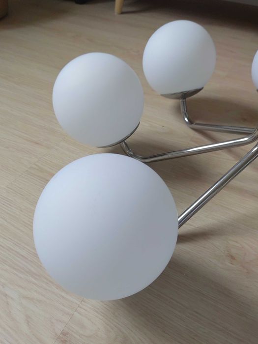 Candeeiro Teto com globos brancos