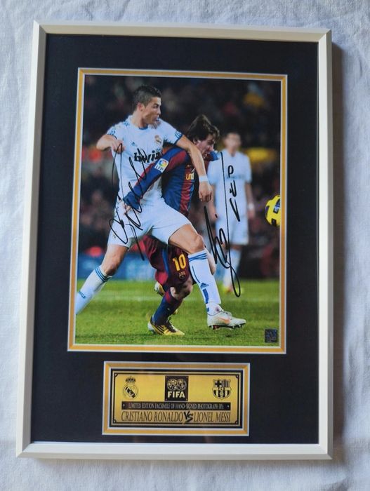Moldura Cristiano Ronaldo vs Lionel Messi Epic Rivalry com Autógrafos