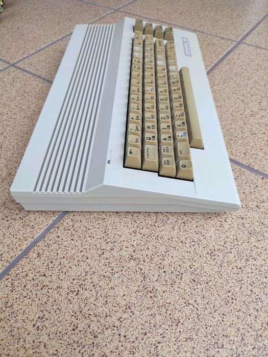 Commodore C64 kompletny zestaw z grami cartridge Tapecart stan bdb, sprawny.