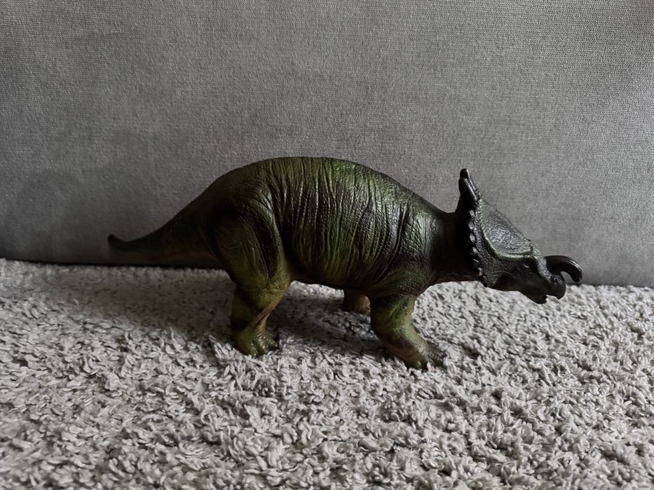 Резиновий великий динозавр