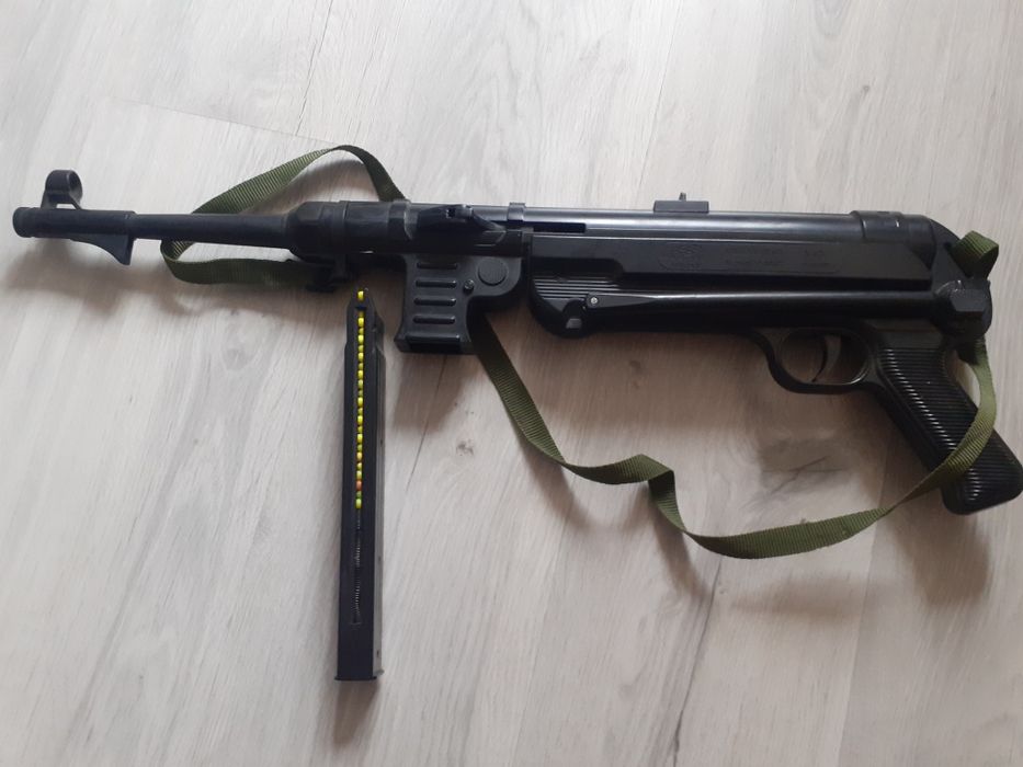 Играшковий повнорозмірний макет автомата МР 40.