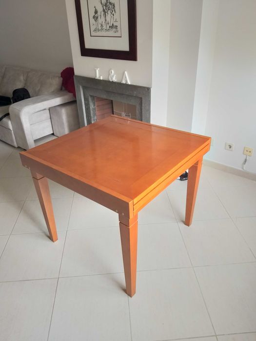 Mesa de jantar em madeira verdadeira em cerejeira.