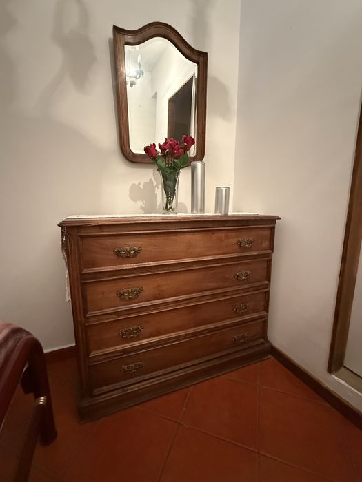 Móveis antigos em excelente estado