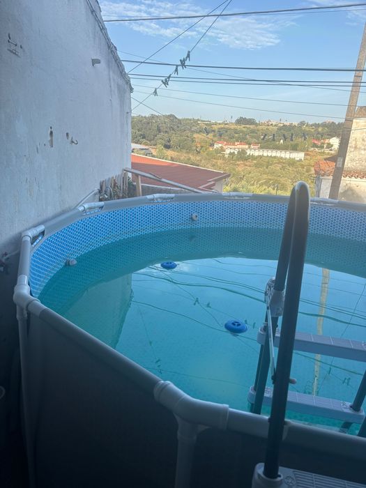 Piscina grande com escada