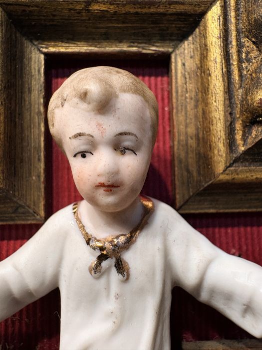 Antigo crucifixo em talha com amoroso Menino Jesus em porcelana